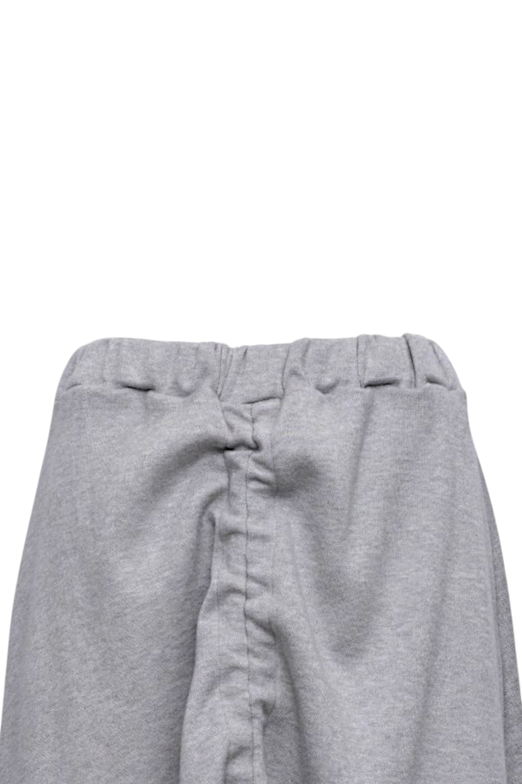 Detaliu cu șiret ajustabil al fustei gri casual, pentru un efect drapat modern.
