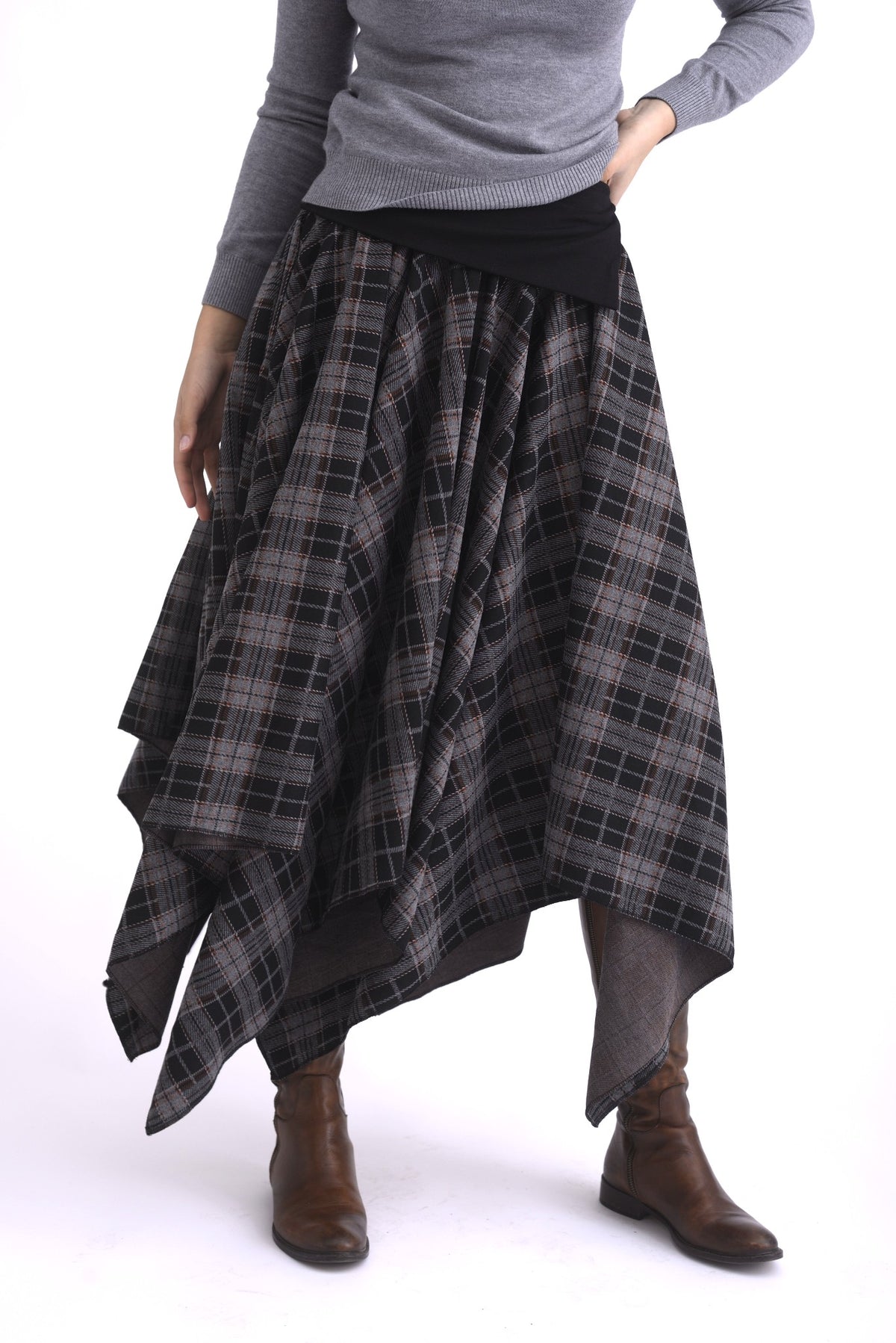 Fustă în colțuri, cu tiv asimetric și talie elastică, vedere laterală, evidențiind volumul fluid al materialului.