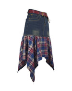 Fustă din denim albastru cu material carouri, design upcycled, vedere laterală.
