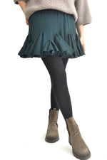 Fustă scurtă din jerse verde, cu talie elastică și multe volane, perfectă pentru un look casual chic.