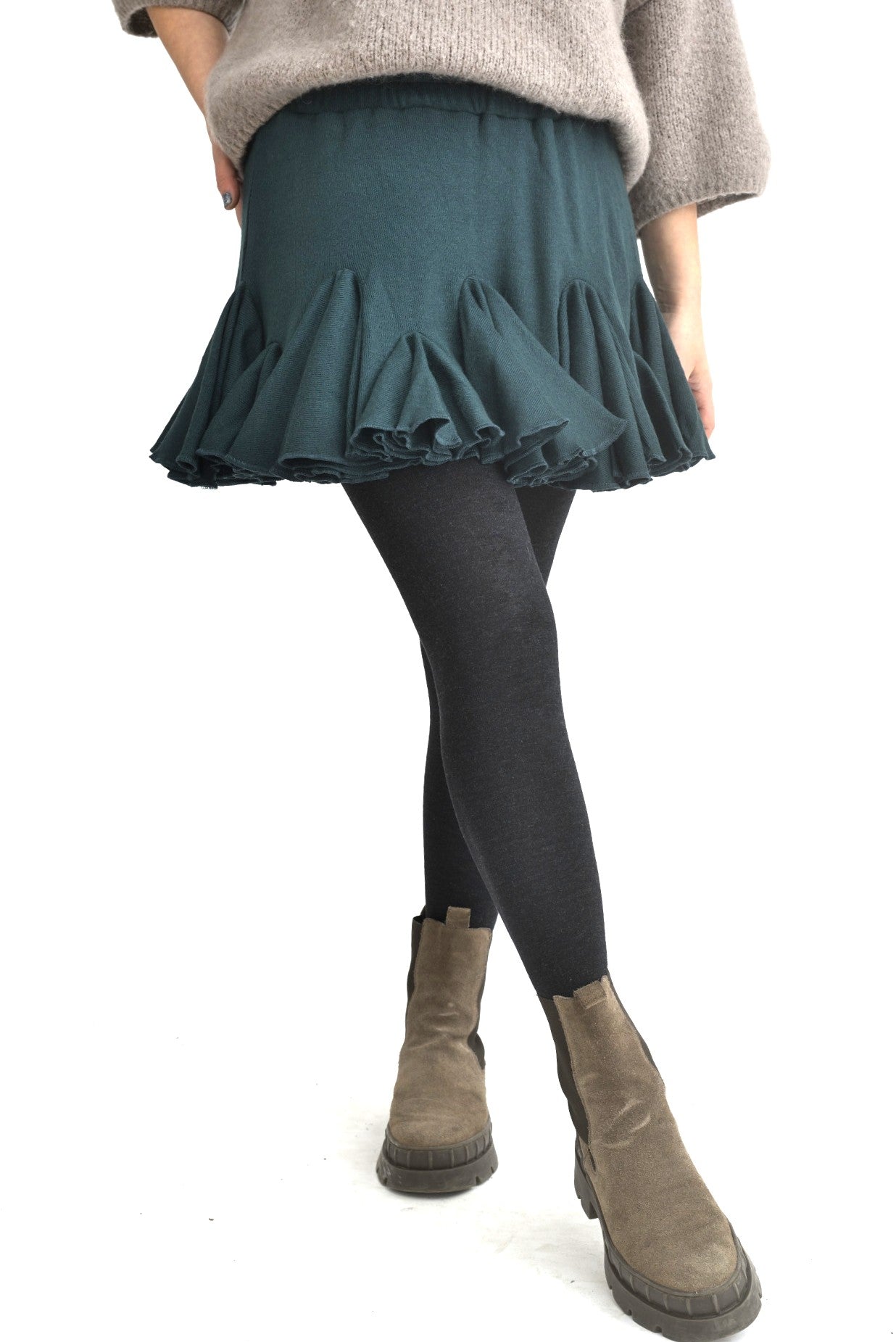 Fustă scurtă din jerse verde, cu talie elastică și multe volane, perfectă pentru un look casual chic.