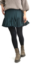 Fustă scurtă din jerse verde, cu talie elastică și multe volane, perfectă pentru un look casual chic.
