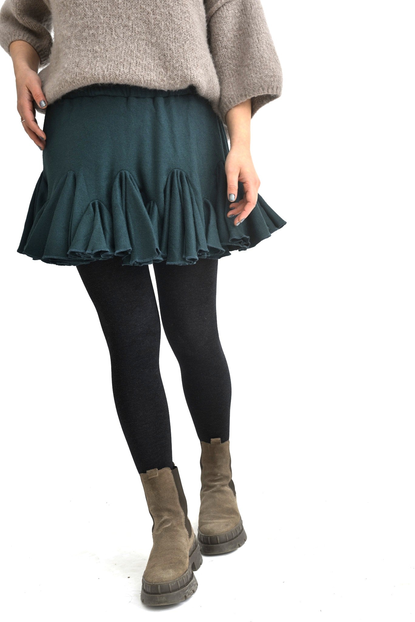 Fustă scurtă din jerse verde, cu talie elastică și multe volane, perfectă pentru un look casual chic.