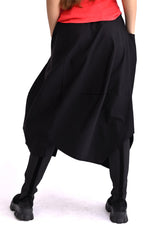 Fustă largă neagră în mișcare, siluetă voluminoasă și buzunar practic.