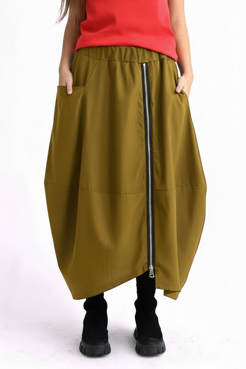 Profilul fustei galben mustar cu croială amplă tip gogoșar, buzunar lateral și talie elastică.