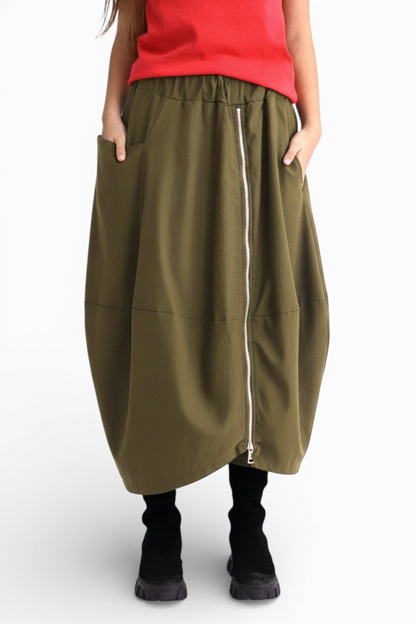 Profilul fustei kaki cu croială amplă tip gogoșar, buzunar lateral și talie elastică.