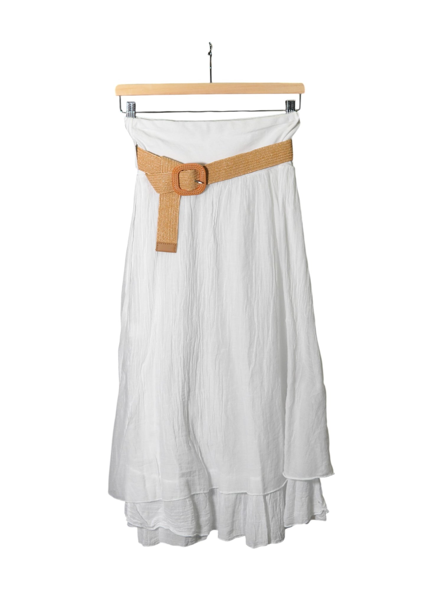 Fustă lungă albă din material vaporos, cu talie elastică și curea texturată bej cu cataramă pătrată, stil boho-lejer.