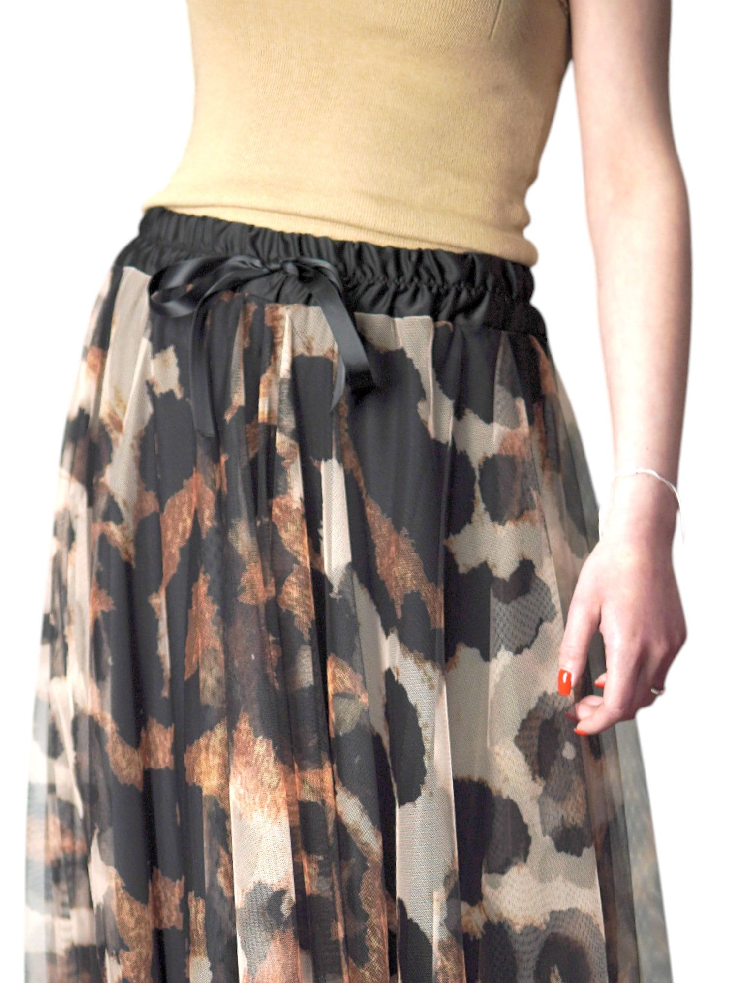 Detaliu talie fustă animal print cu elastic negru și panglică satinată decorativă