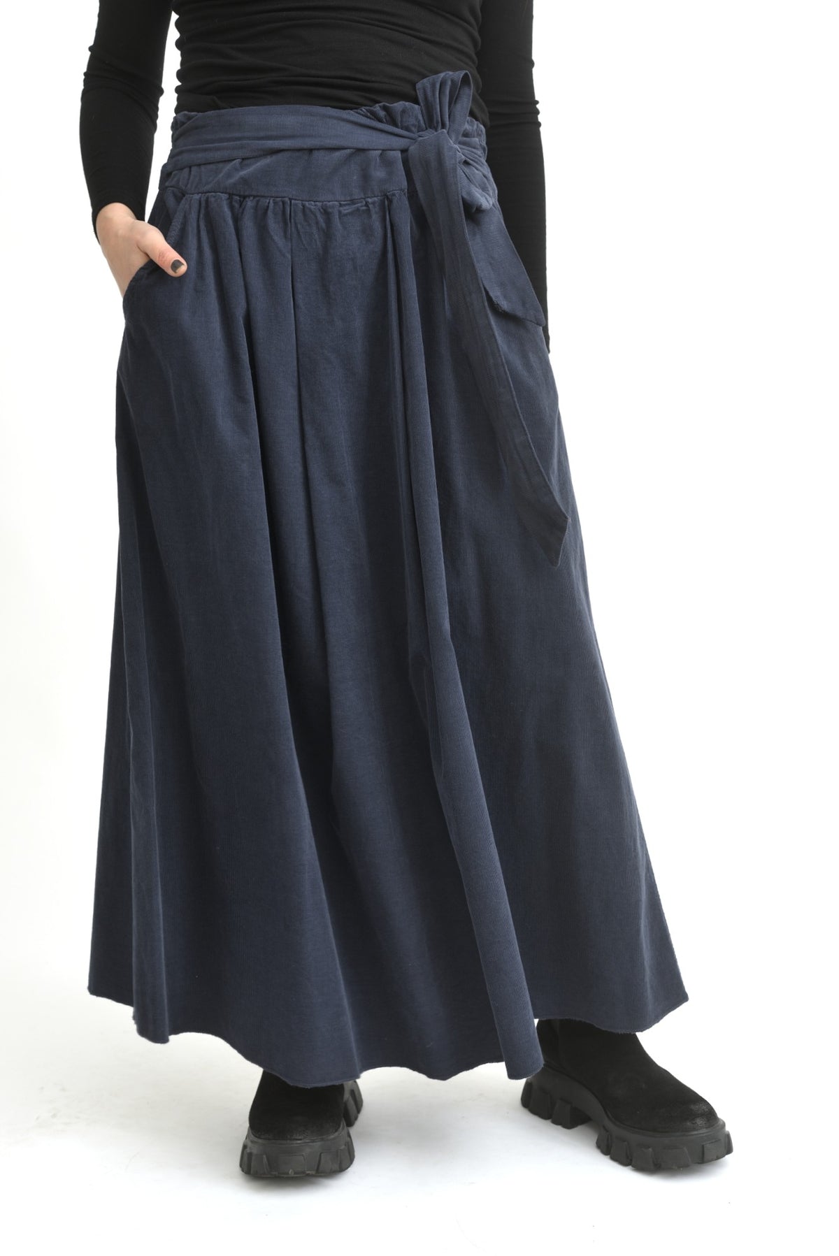 Fustă lungă din catifea reiată albastru închis, prezentată frontal pe model, cu talie elastică și croială lejeră.