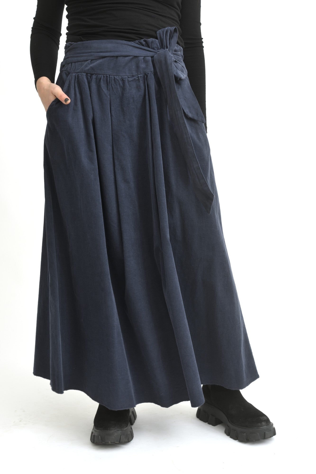 Fustă lungă din catifea reiată albastru închis, prezentată frontal pe model, cu talie elastică și croială lejeră.