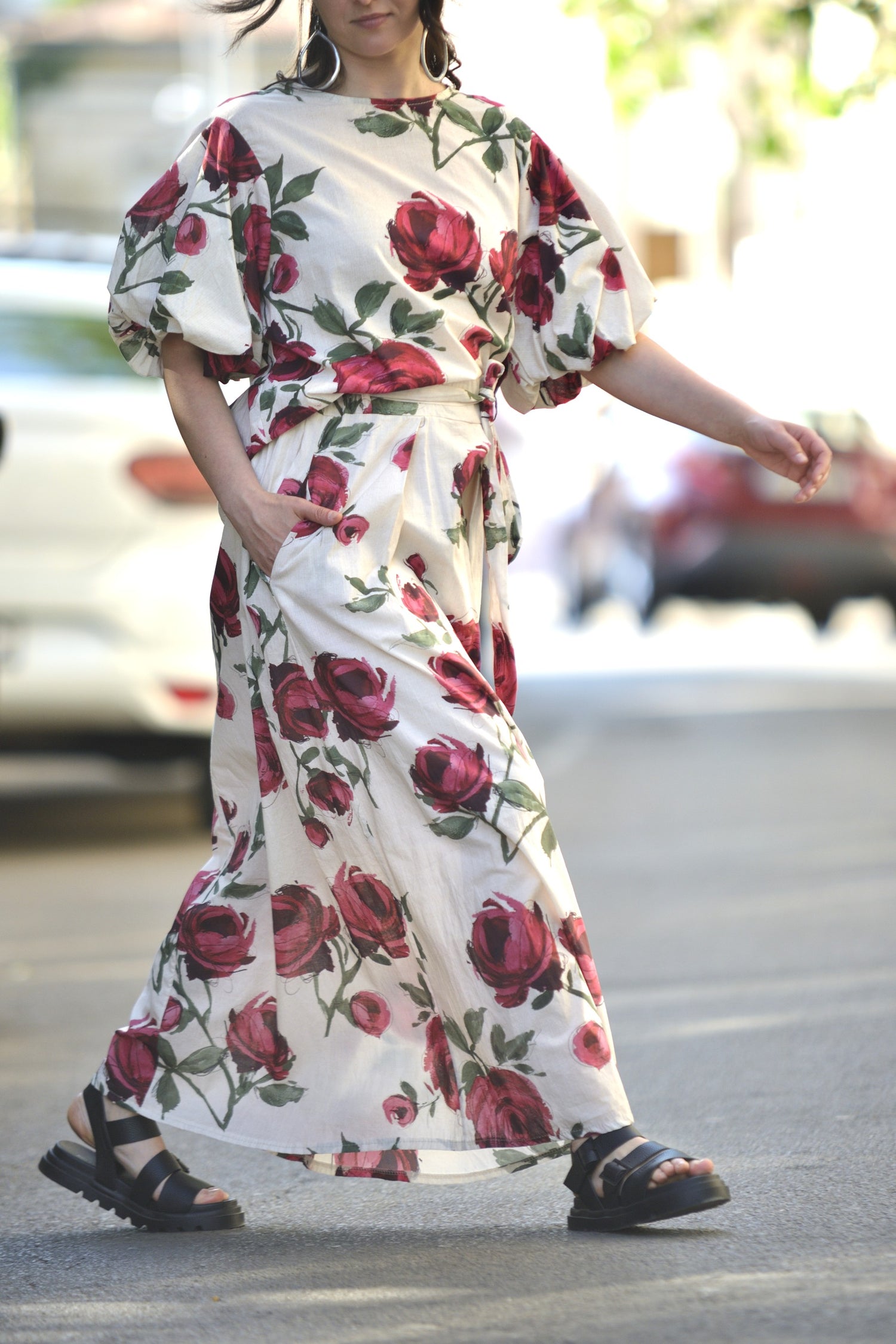 Fustă lungă din bumbac cu imprimeu floral roșu, croială amplă și buzunare laterale.