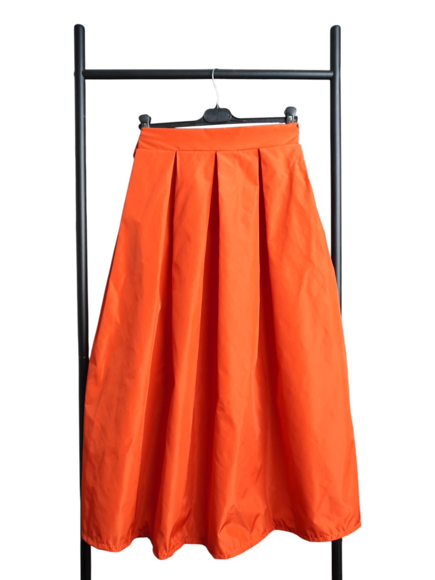  Fustă lungă din tafta, culoare portocaliu, cu pliuri elegante și talie elastică în partea din spate.