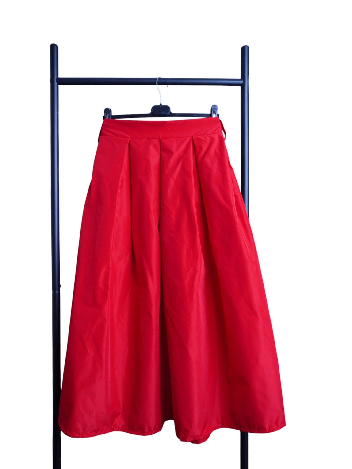  Fustă lungă din tafta, culoare rosu, cu pliuri elegante și talie elastică în partea din spate.