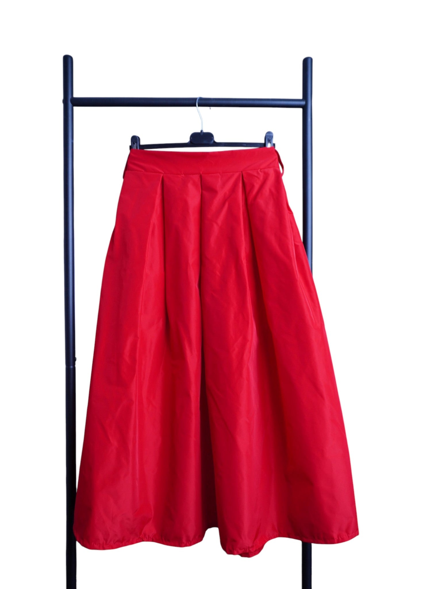  Fustă lungă din tafta, culoare rosu, cu pliuri elegante și talie elastică în partea din spate.