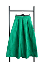  Fustă lungă din tafta, culoare verde, cu pliuri elegante și talie elastică în partea din spate.