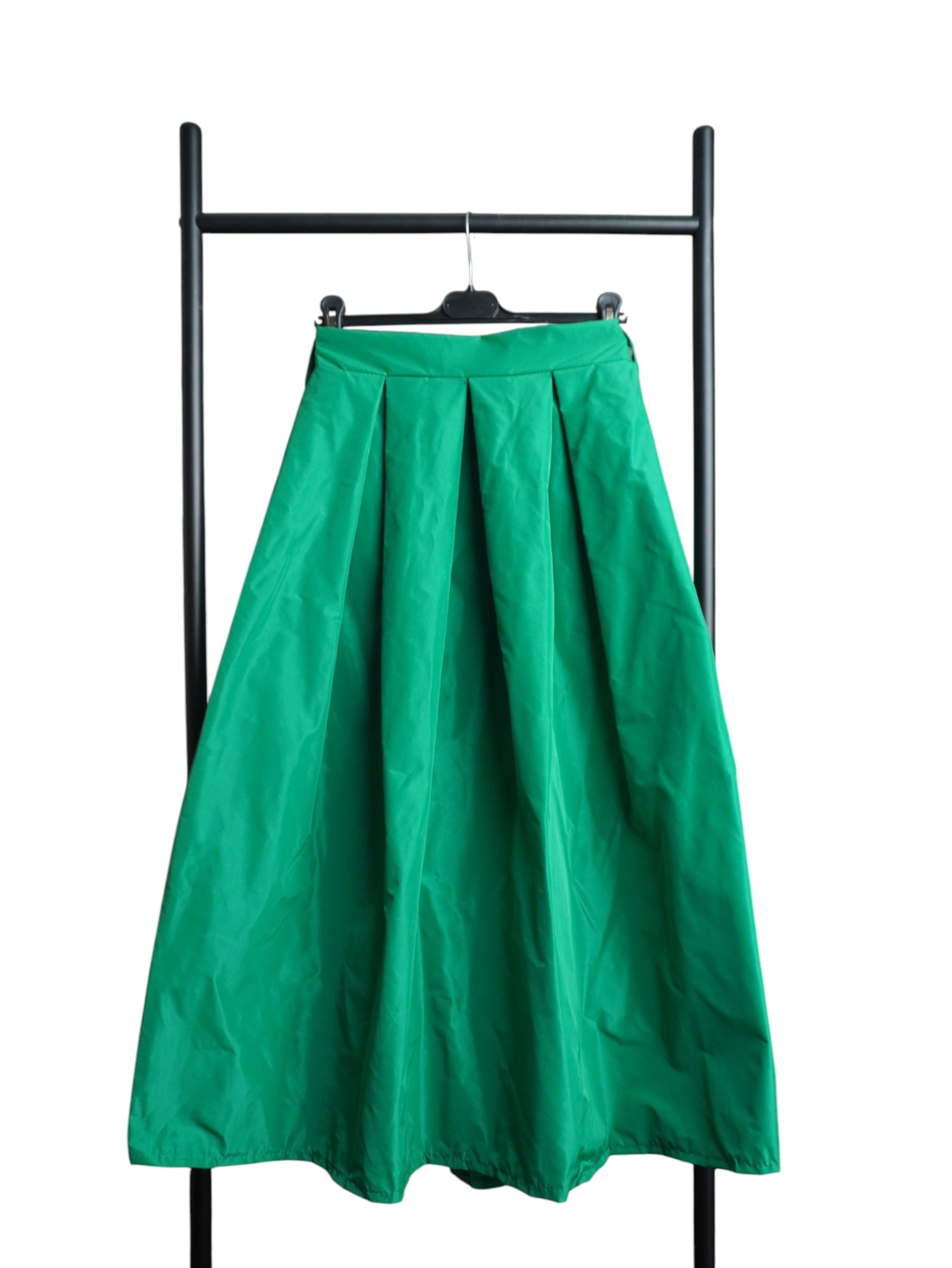  Fustă lungă din tafta, culoare verde, cu pliuri elegante și talie elastică în partea din spate.
