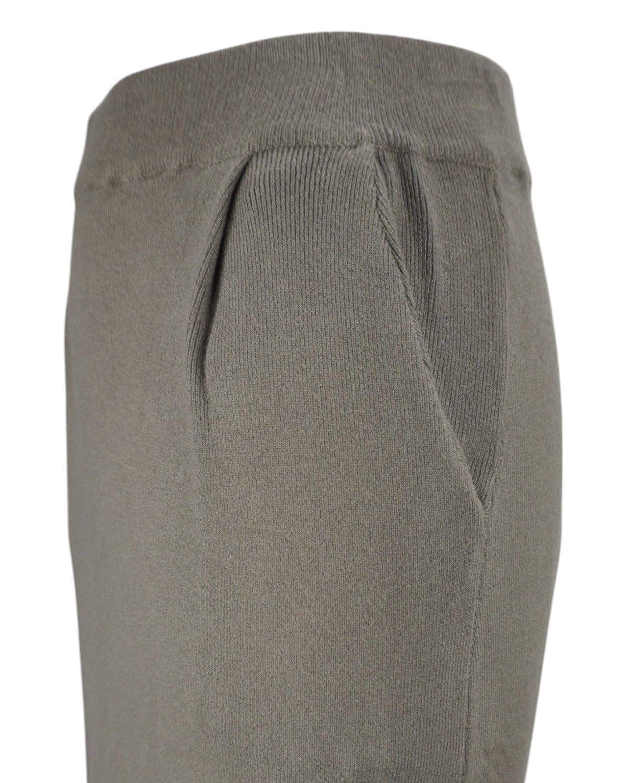  Detaliu lateral al unei fuste lungi din tricot moale, cu buzunare practice.
