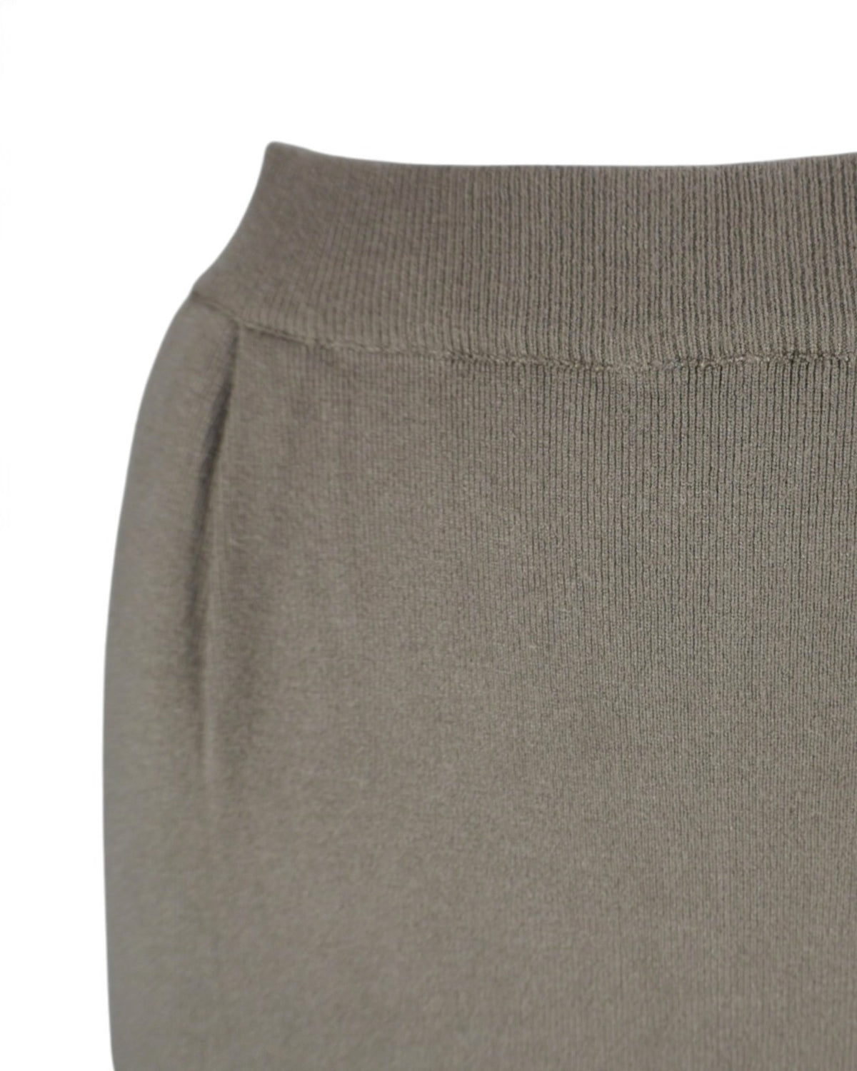 Detaliu lateral al unei fuste lungi din tricot moale, cu buzunare practice.
