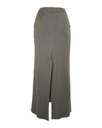 Imagine din spate a unei fuste lungi din tricot, cu crăpătură elegantă.