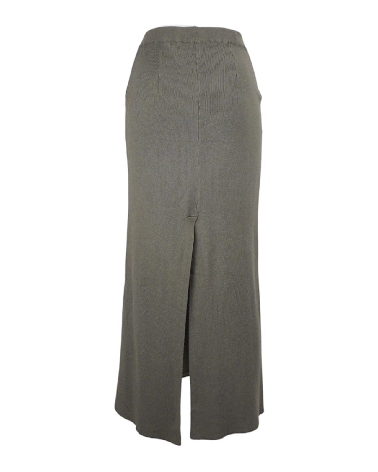 Imagine din spate a unei fuste lungi din tricot, cu crăpătură elegantă.