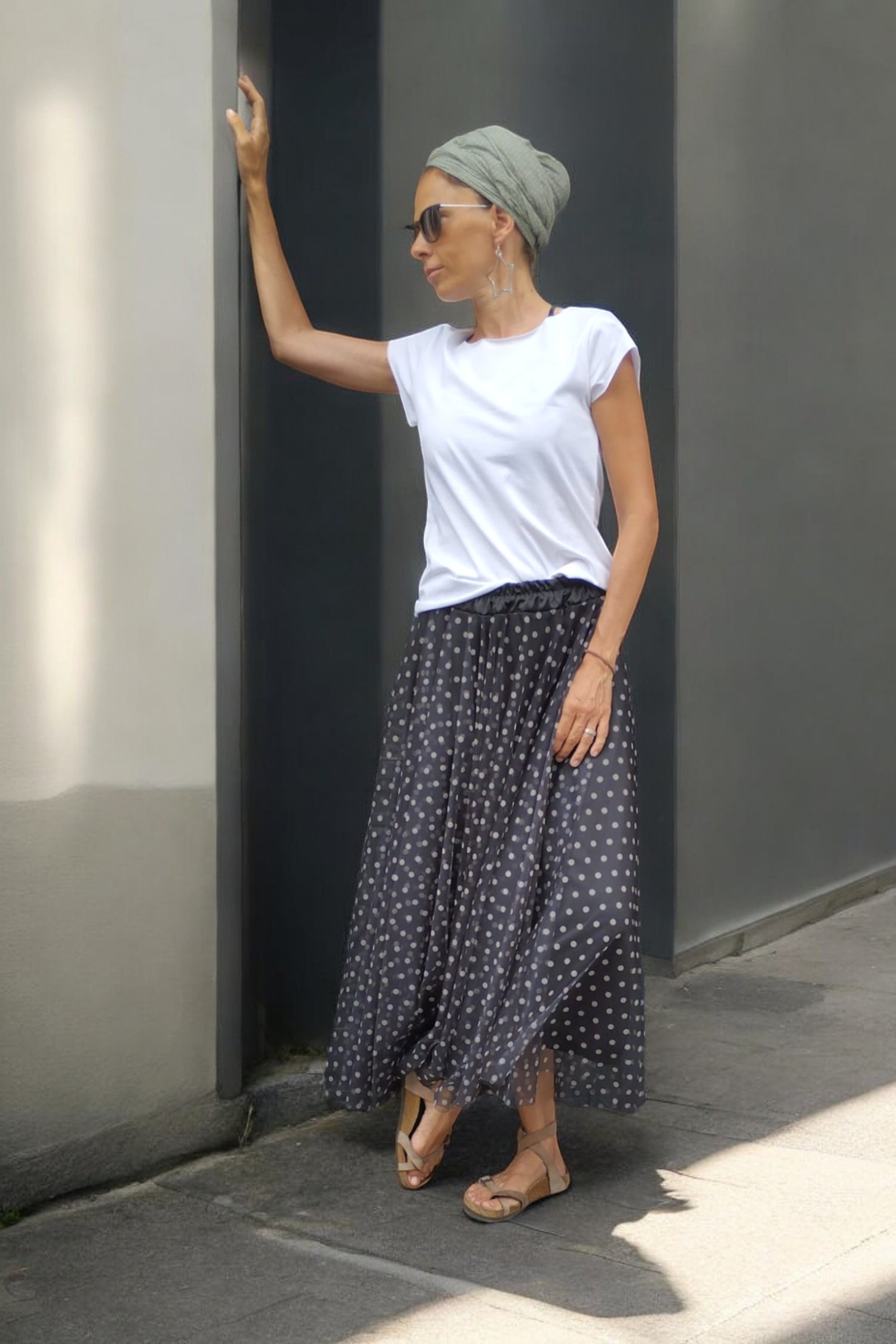 Fustă din tul negru asortată cu un tricou alb și sandale, ideală pentru un look casual chic.