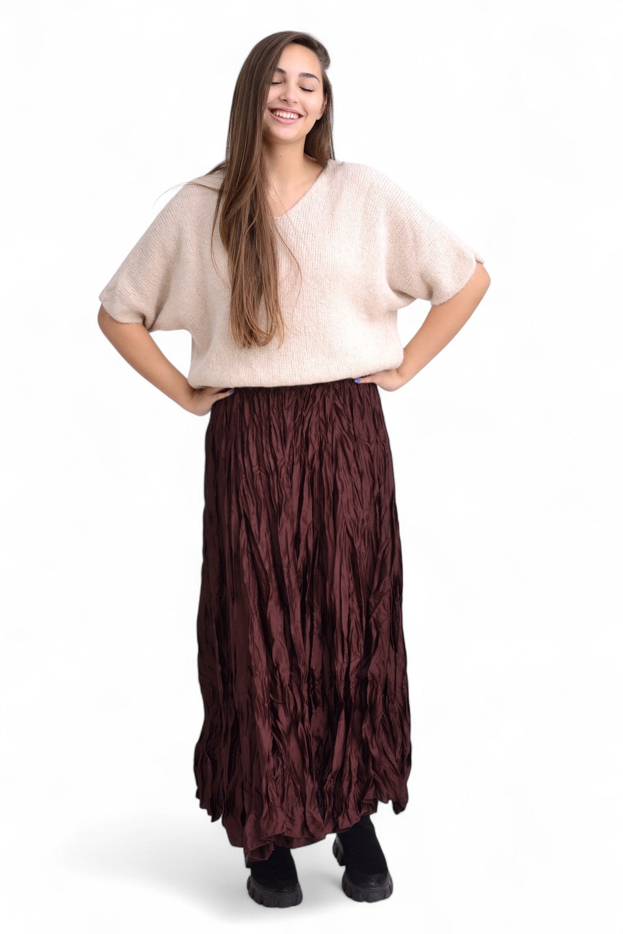 Fustă lungă plisată maro, cu luciu elegant și croială vaporoasă, perfectă pentru ținute feminine.