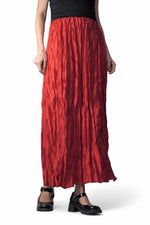 Fustă lungă plisată roșie intensă, cu luciu elegant și croială vaporoasă, perfectă pentru ținute feminine.

