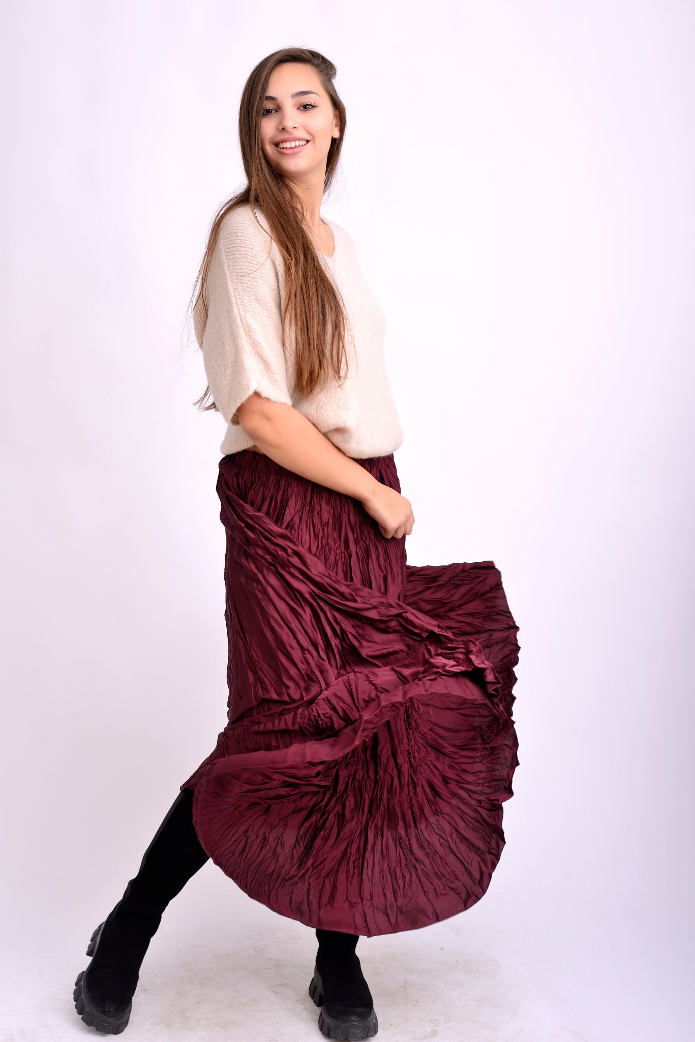 Fustă lungă plisată visinie intensă, cu luciu elegant și croială vaporoasă, perfectă pentru ținute feminine.