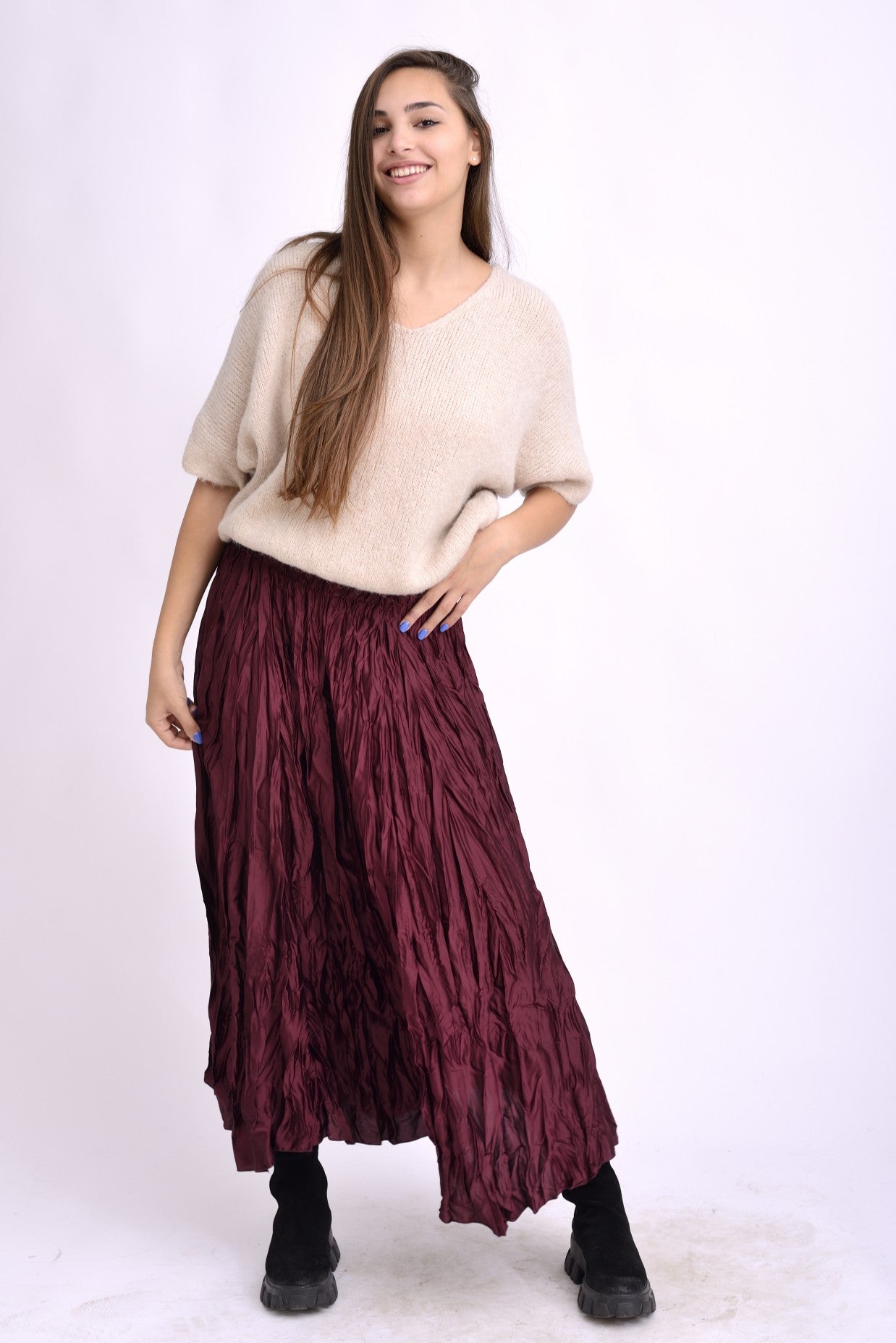 Fustă lungă plisată visinie intensă, cu luciu elegant și croială vaporoasă, perfectă pentru ținute feminine.