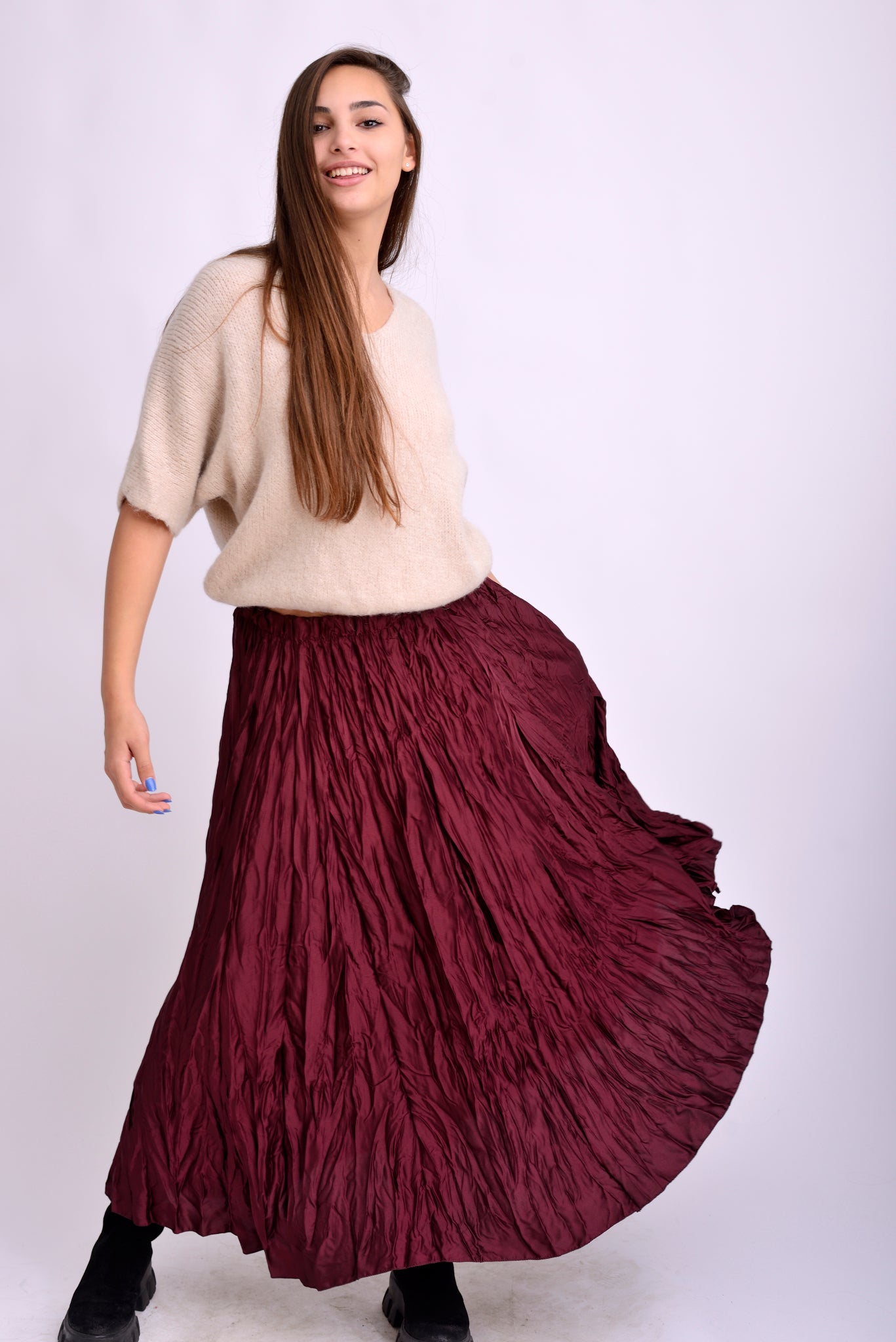 Fustă lungă plisată visinie intensă, cu luciu elegant și croială vaporoasă, perfectă pentru ținute feminine.