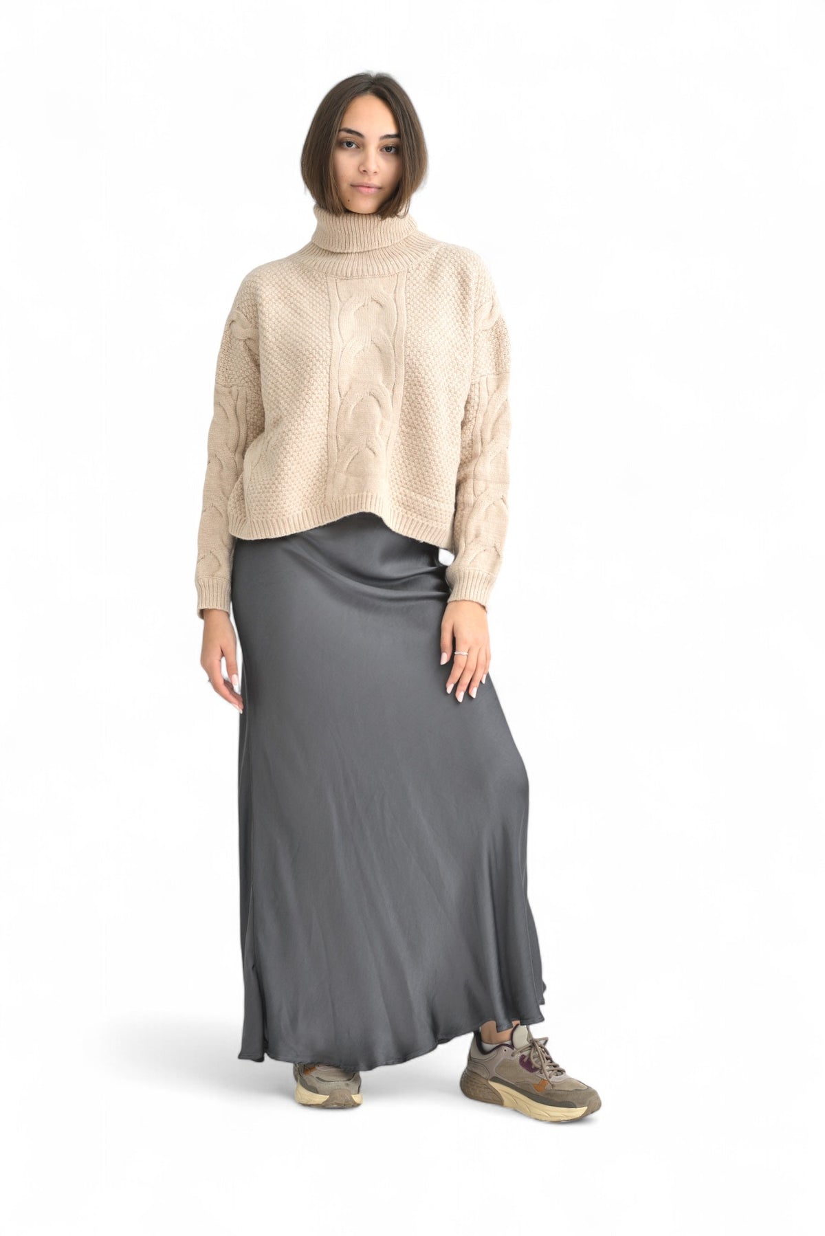 Fustă lungă gri satinată, vedere frontală pe model, evidențiind talia și textura fluidă a materialului.