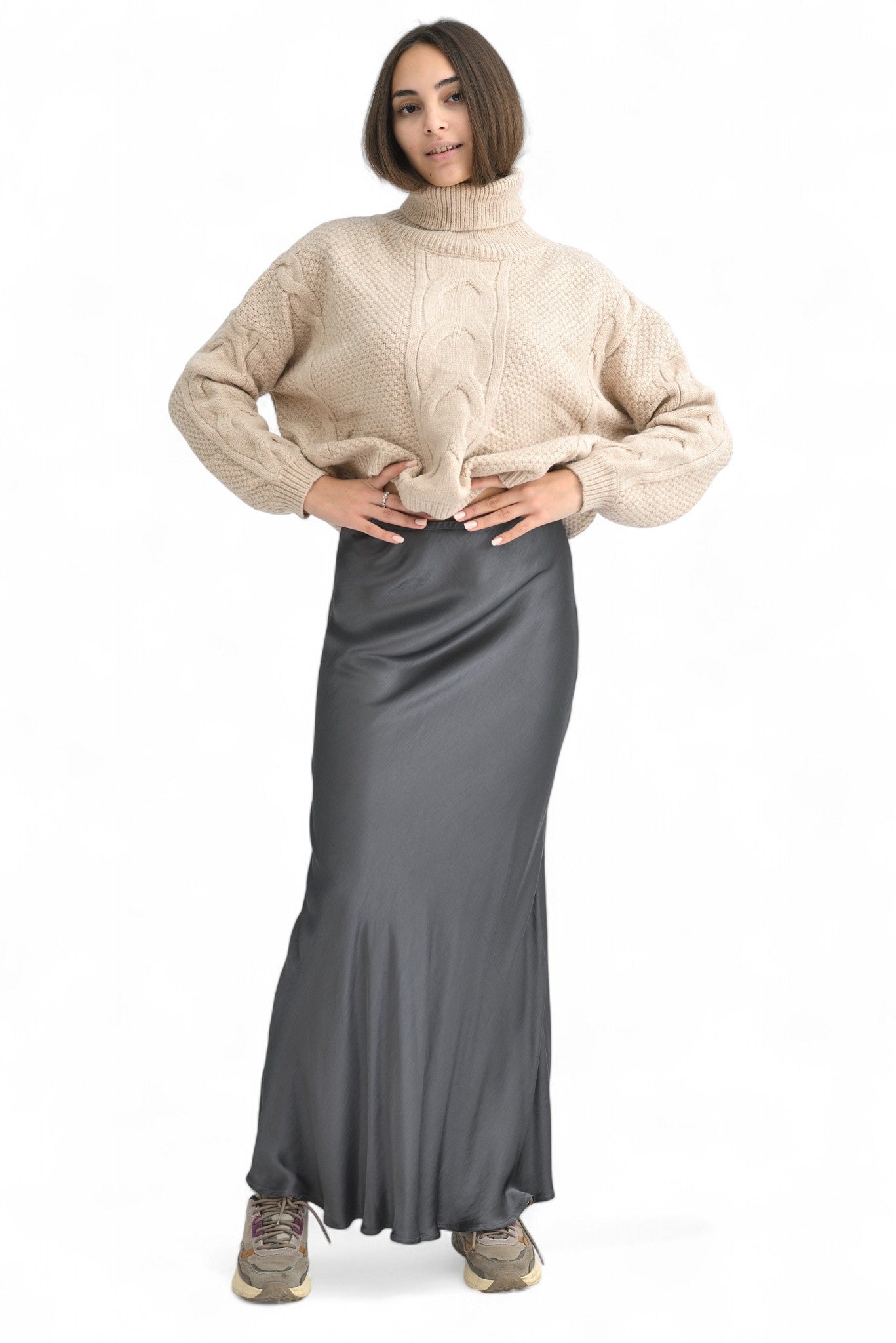 Fustă lungă gri din satin, cu croi lejer și luciu discret, purtată cu pulover bej oversized.