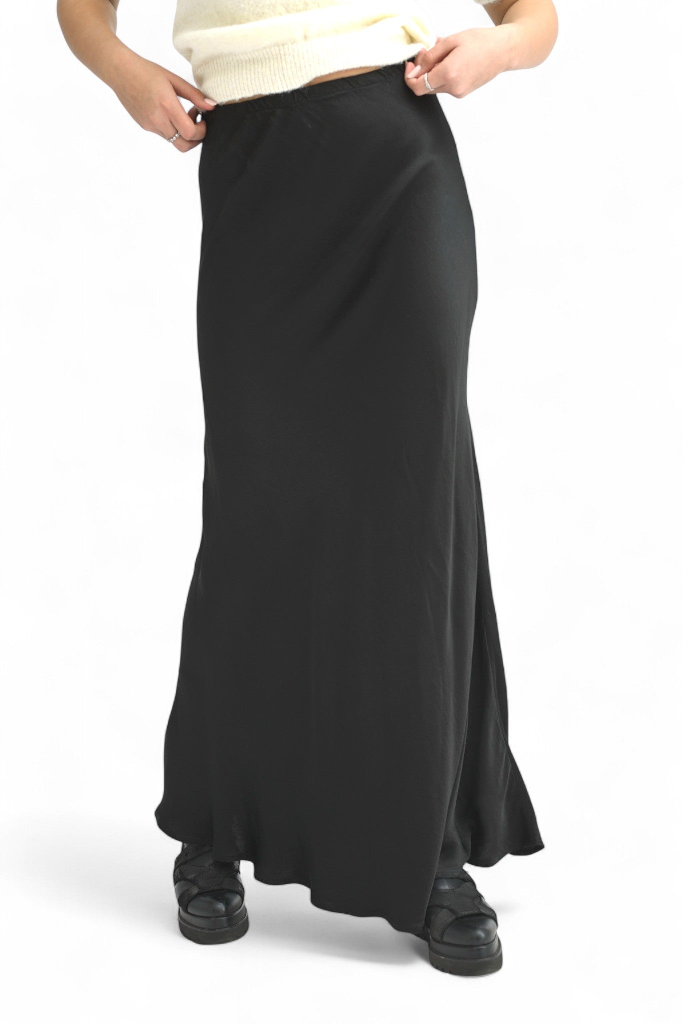 Fustă lungă neagră din satin, croială ușor evazată, cu textură moale și fină.