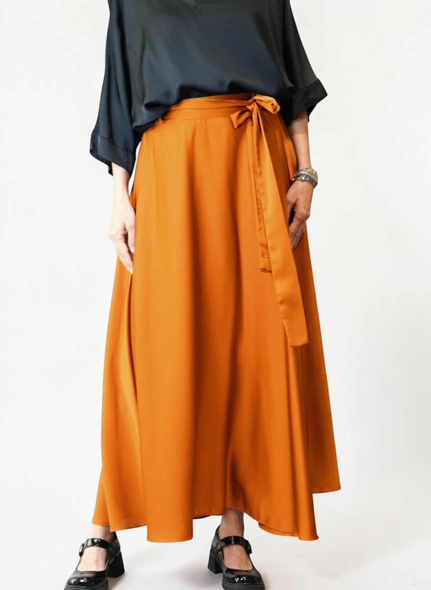 Fustă lungă portocalie cu aspect fluid, cordon decorativ lateral și textură satinată
