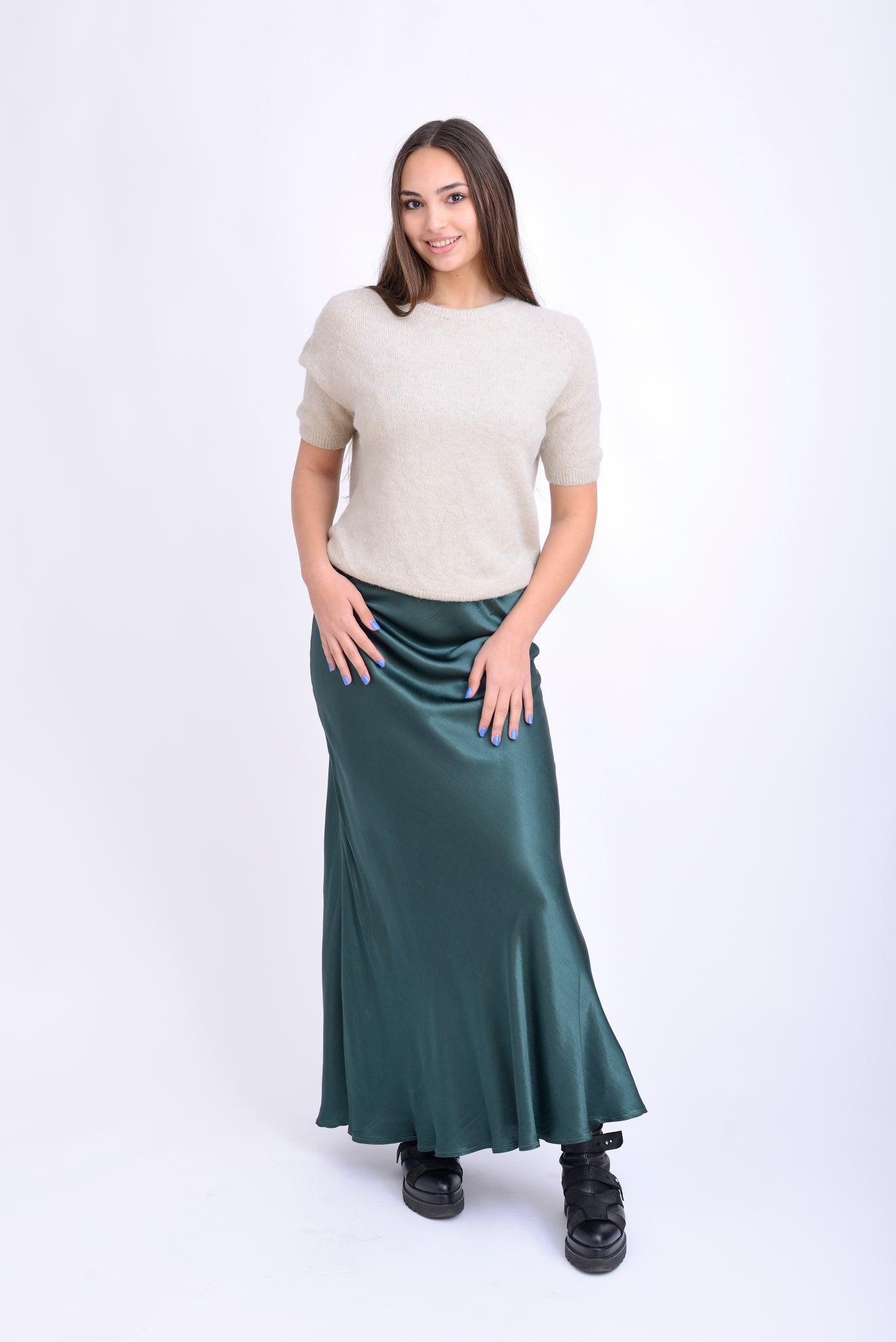 Fustă lungă din viscoză cu luciu satinat, vedere laterală, material fluid și elegant.
