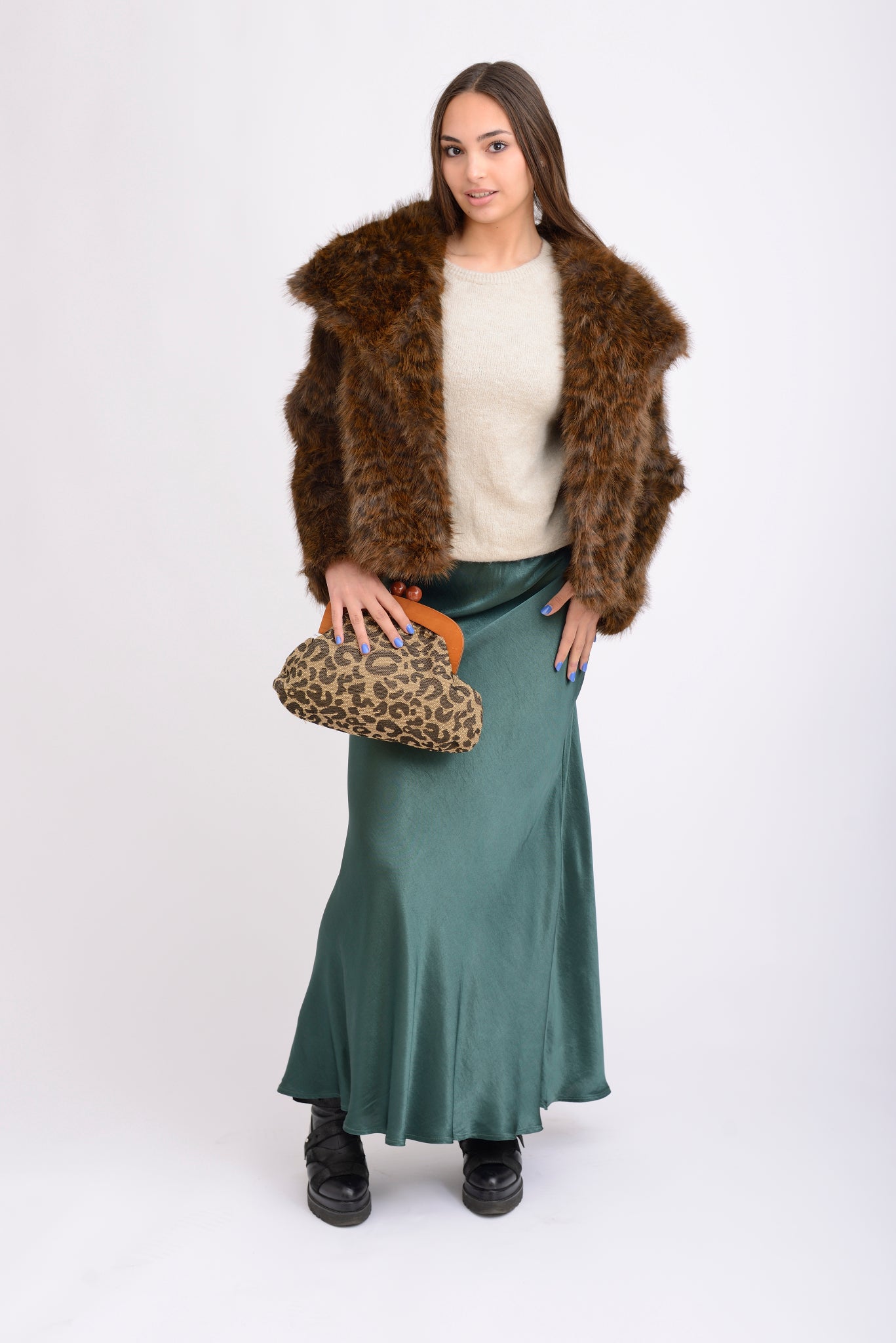 Fustă lungă din viscoză satinat, purtată cu pulover bej și jachetă, look casual elegant.