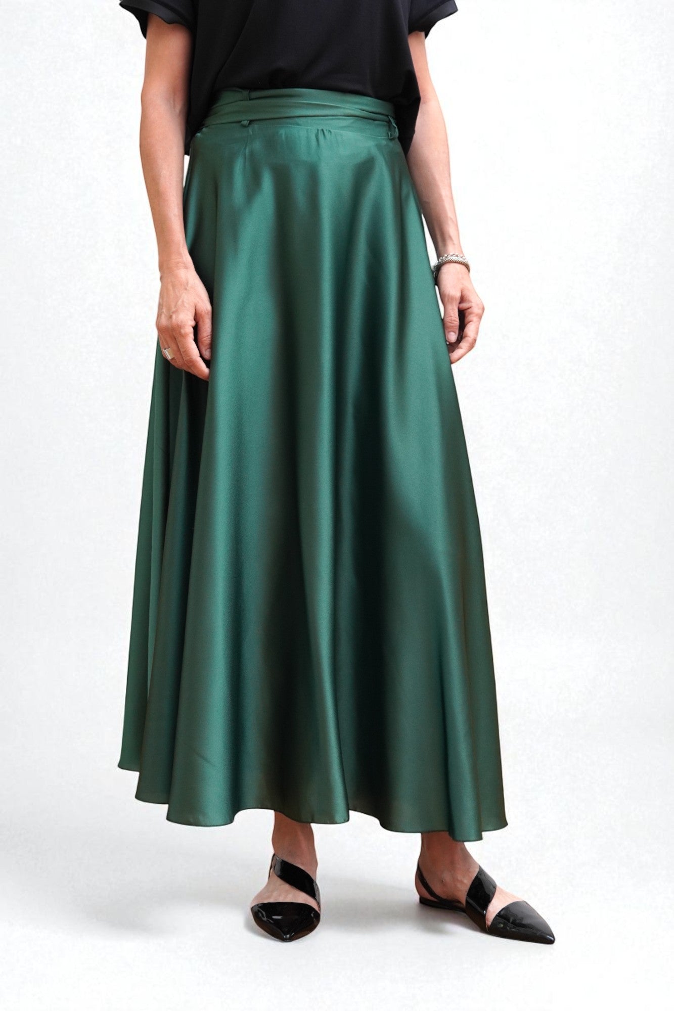 Fustă maxi satinată verde, croială evazată, vedere frontală pe fundal alb.