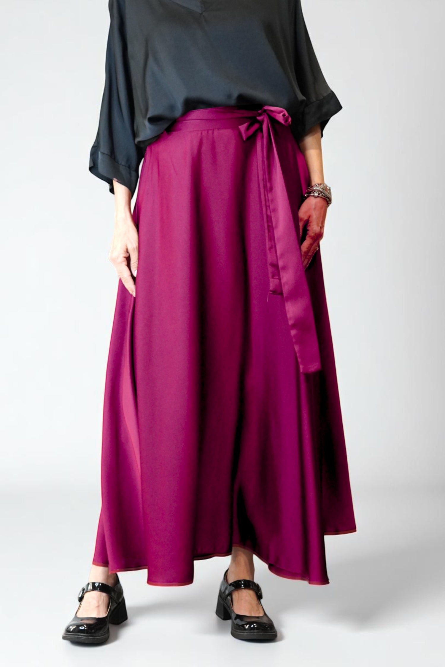 Fustă maxi satinată culoare violet, purtată într-o ținută casual.