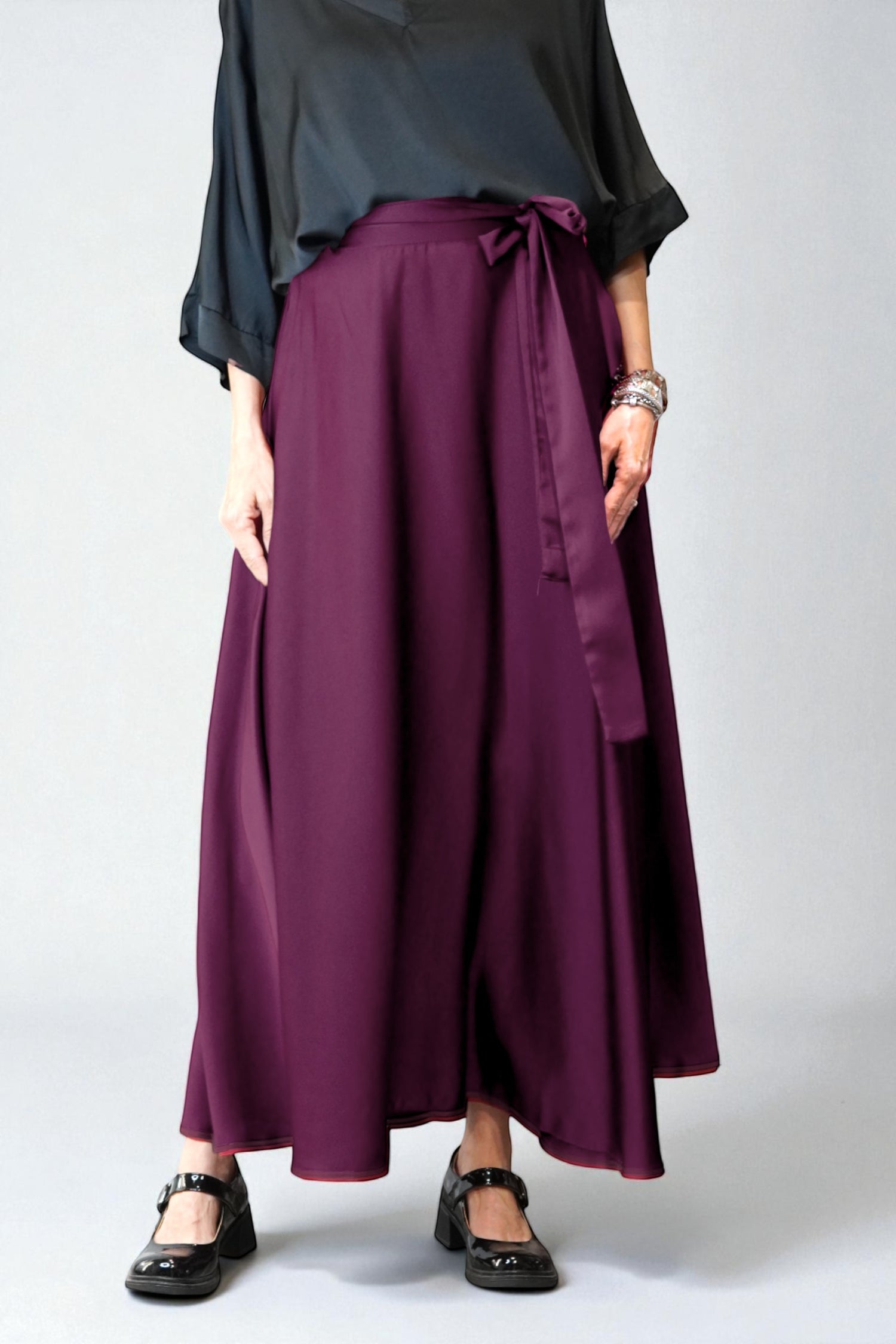 Fustă maxi satinată culoare violet, purtată într-o ținută casual.