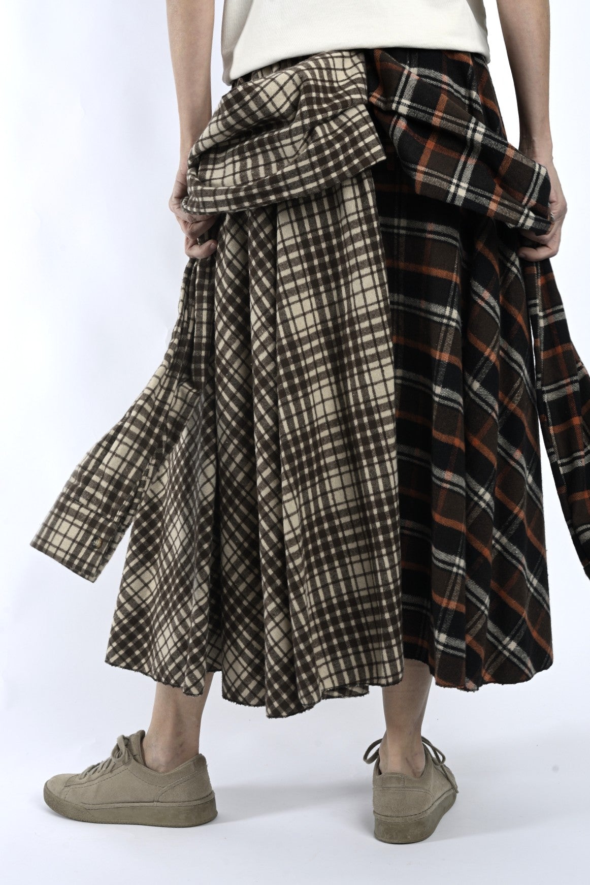 Detaliu de material cu textură plăcută și imprimeu în carouri, potrivit pentru purtare zilnică.