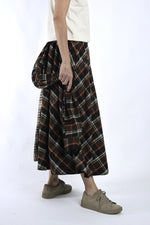 Vedere laterală a fustei midi cu croială lejeră și mișcare naturală a materialului.