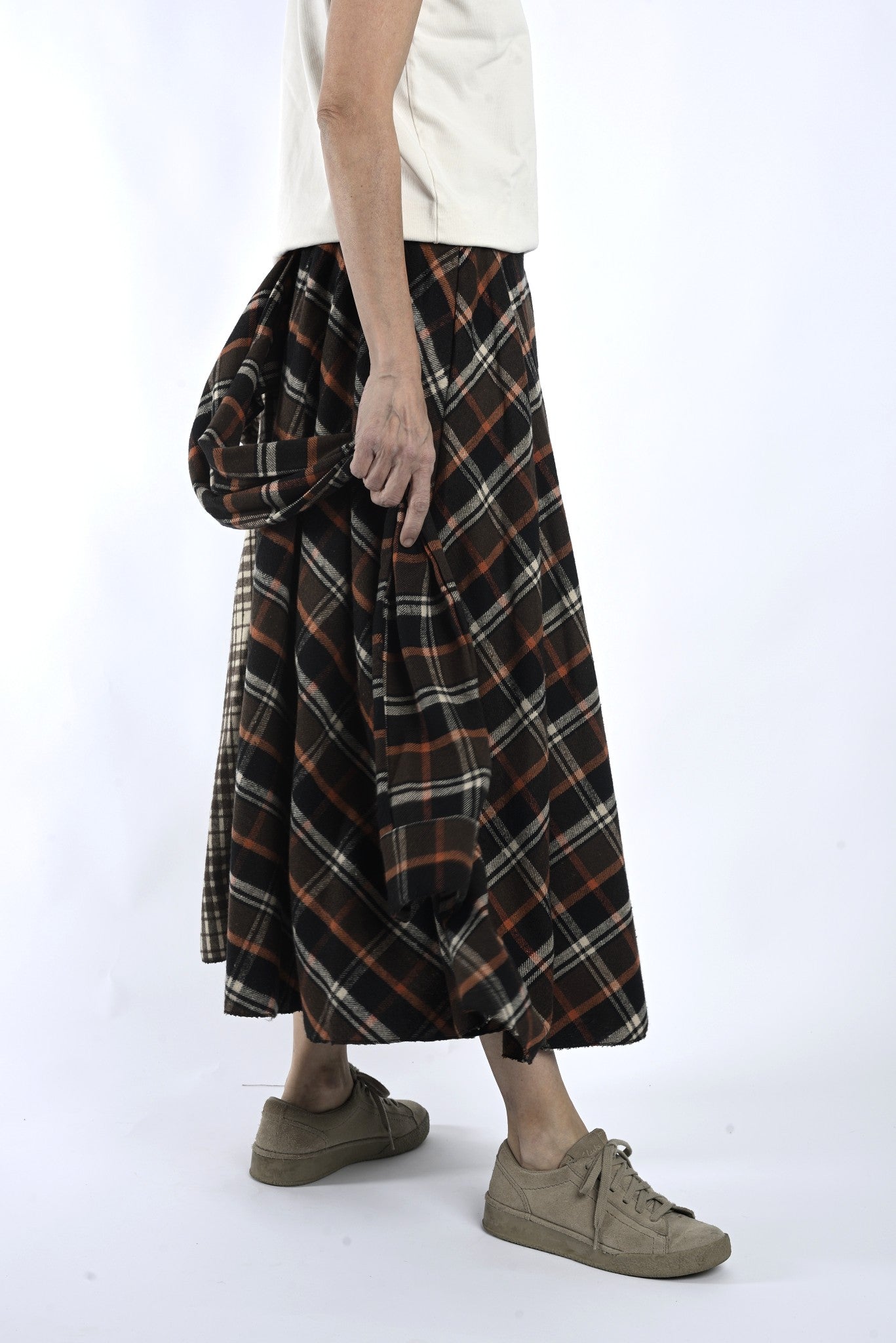 Vedere laterală a fustei midi cu croială lejeră și mișcare naturală a materialului.