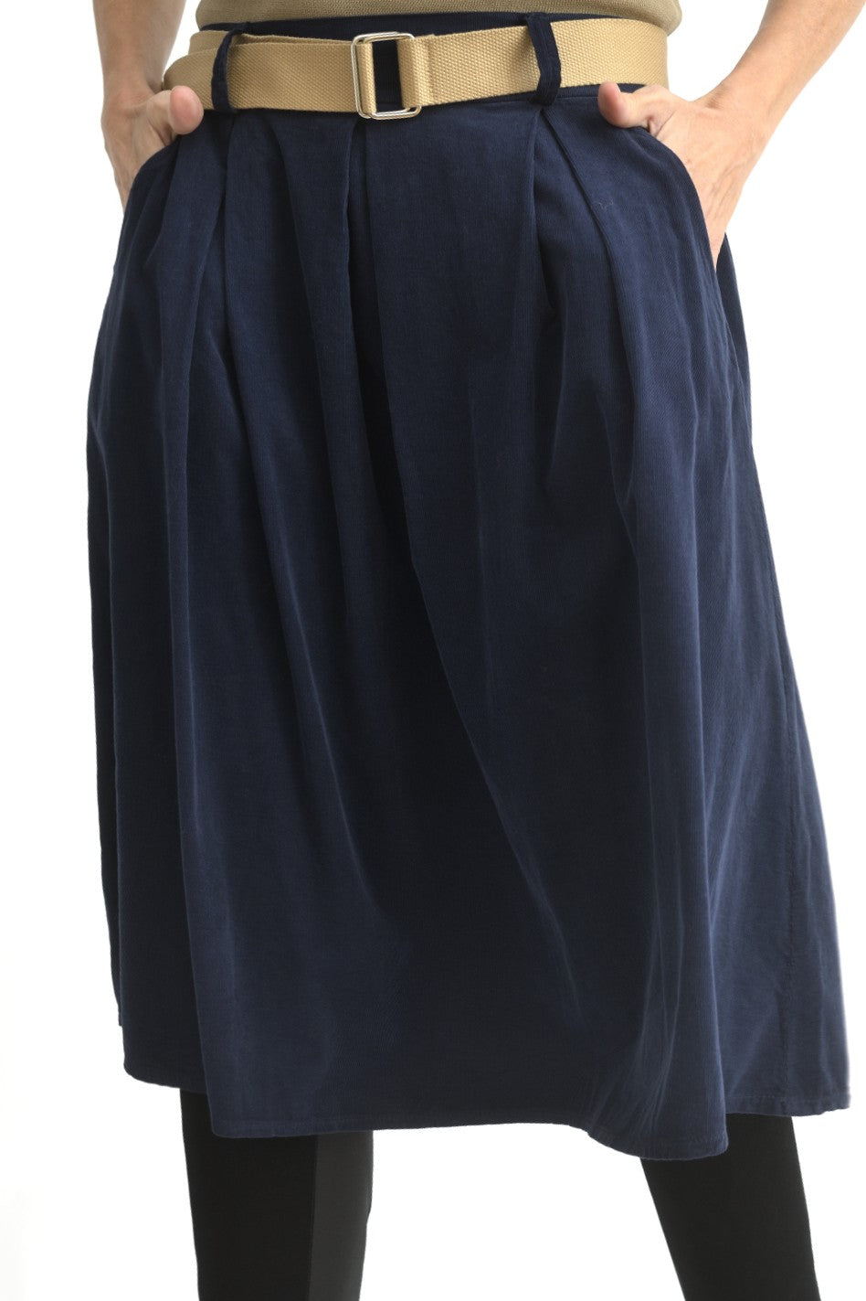 Fustă 3/4 din catifea reiată, culoare bleumarin, cu talie elastică și croială evazată.