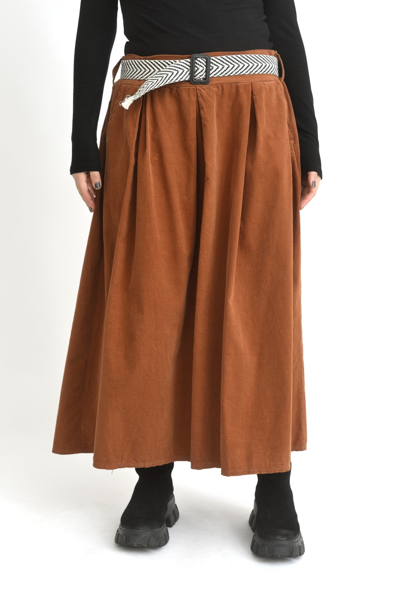 Fustă midi caramizie din catifea reiată, croială fluidă și talie elastică, prezentată frontal.