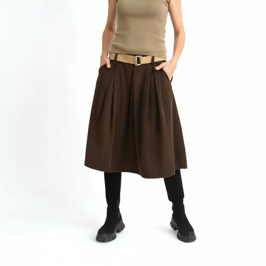 Detaliu lateral al fustei 3/4 din catifea reiată maro, material texturat și talie elastică.
