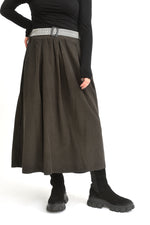 Fustă midi din catifea reiată în nuanță maro închis, prezentată din față pe model, cu croială lejeră și talie elastică.