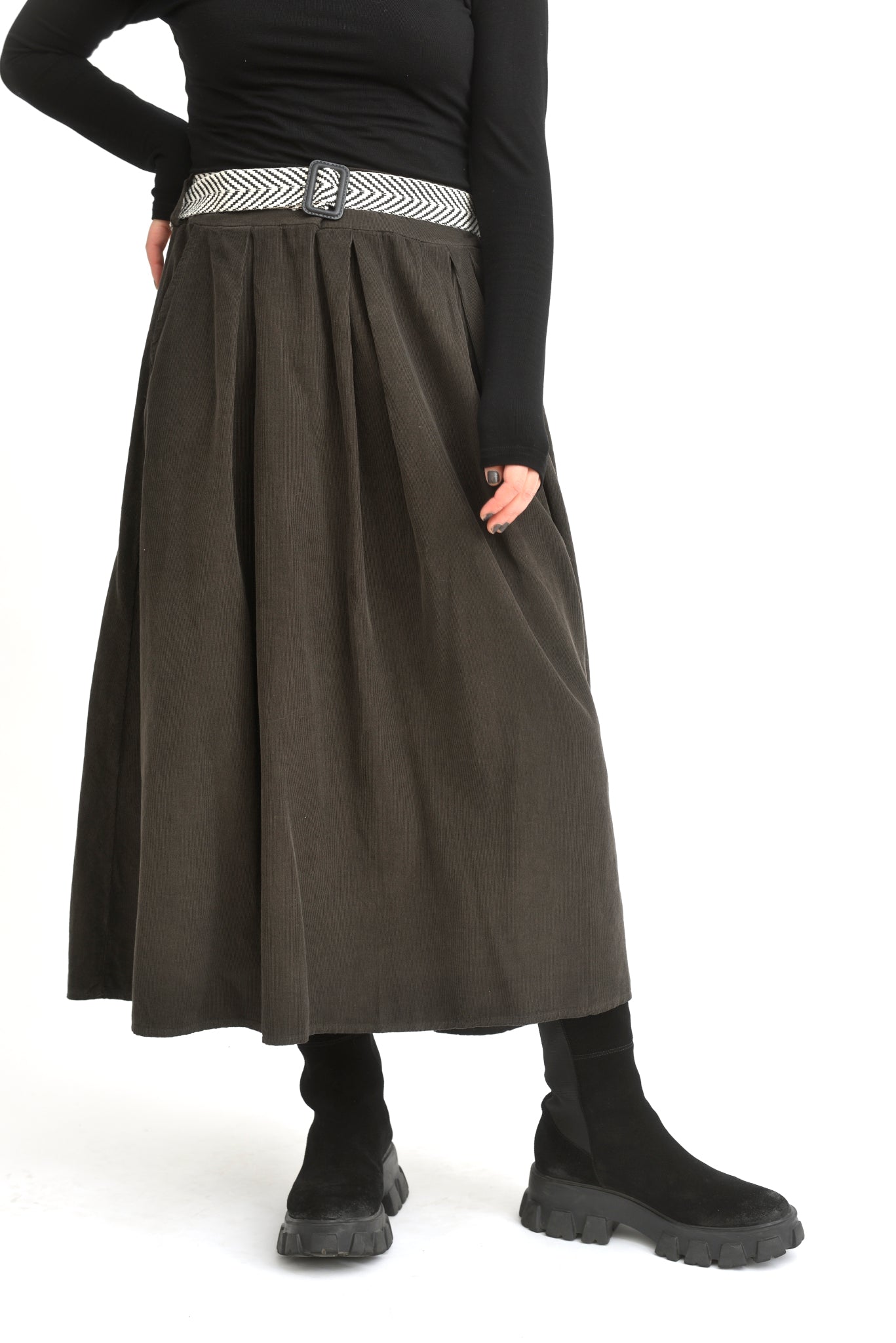 Fustă midi din catifea reiată în nuanță maro închis, prezentată din față pe model, cu croială lejeră și talie elastică.