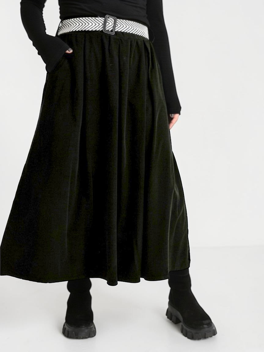 Fustă midi din catifea reiată neagra, croială amplă și textură fină, prezentată pe model.