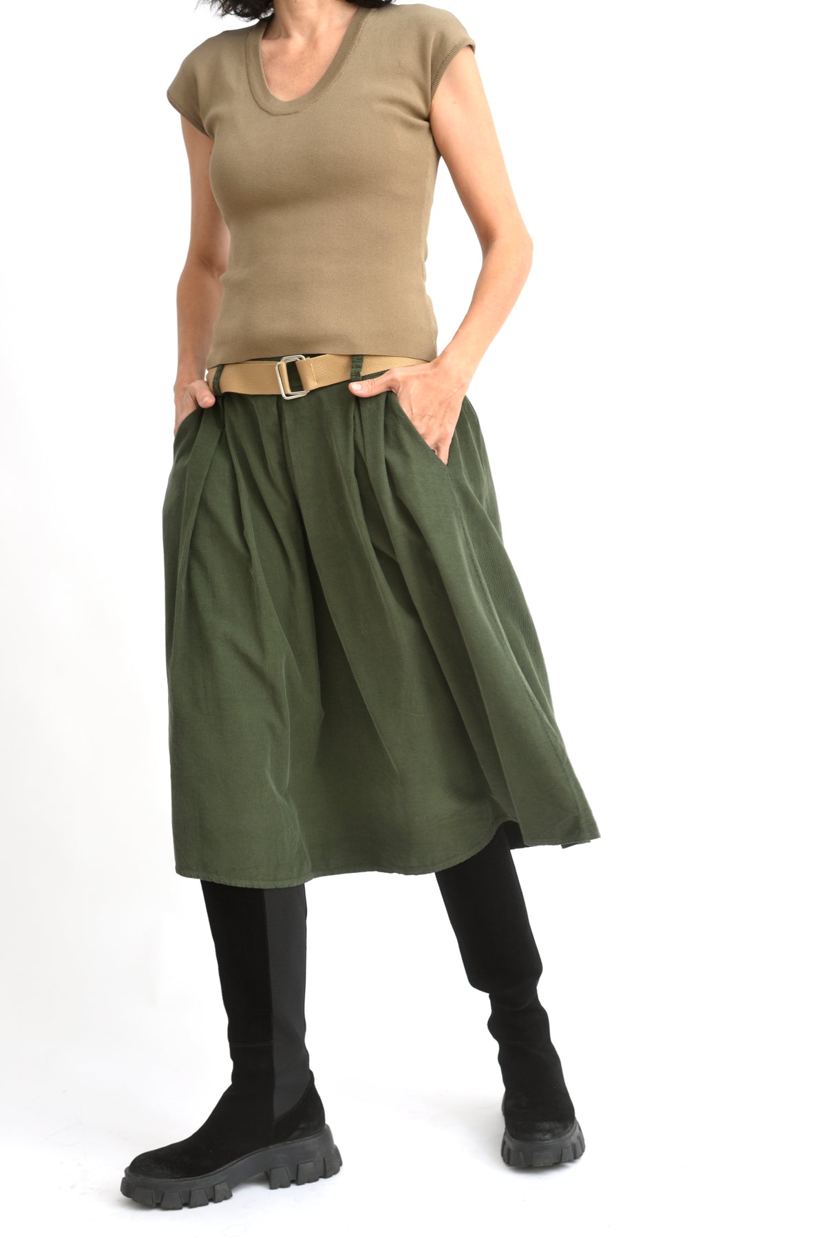 Imagine frontală cu fusta 3/4 din catifea reiată, culoare verde măsliniu, cu croială lejeră și talie elastică.