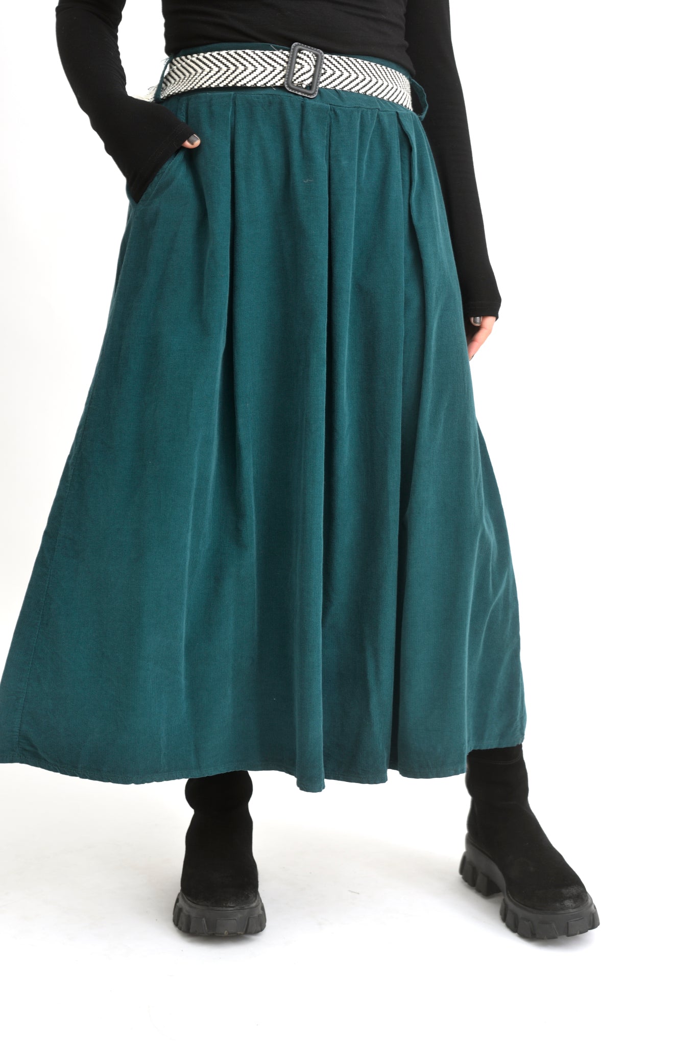 Fustă midi din catifea reiată turcoaz, croială amplă și textură fină, prezentată pe model.